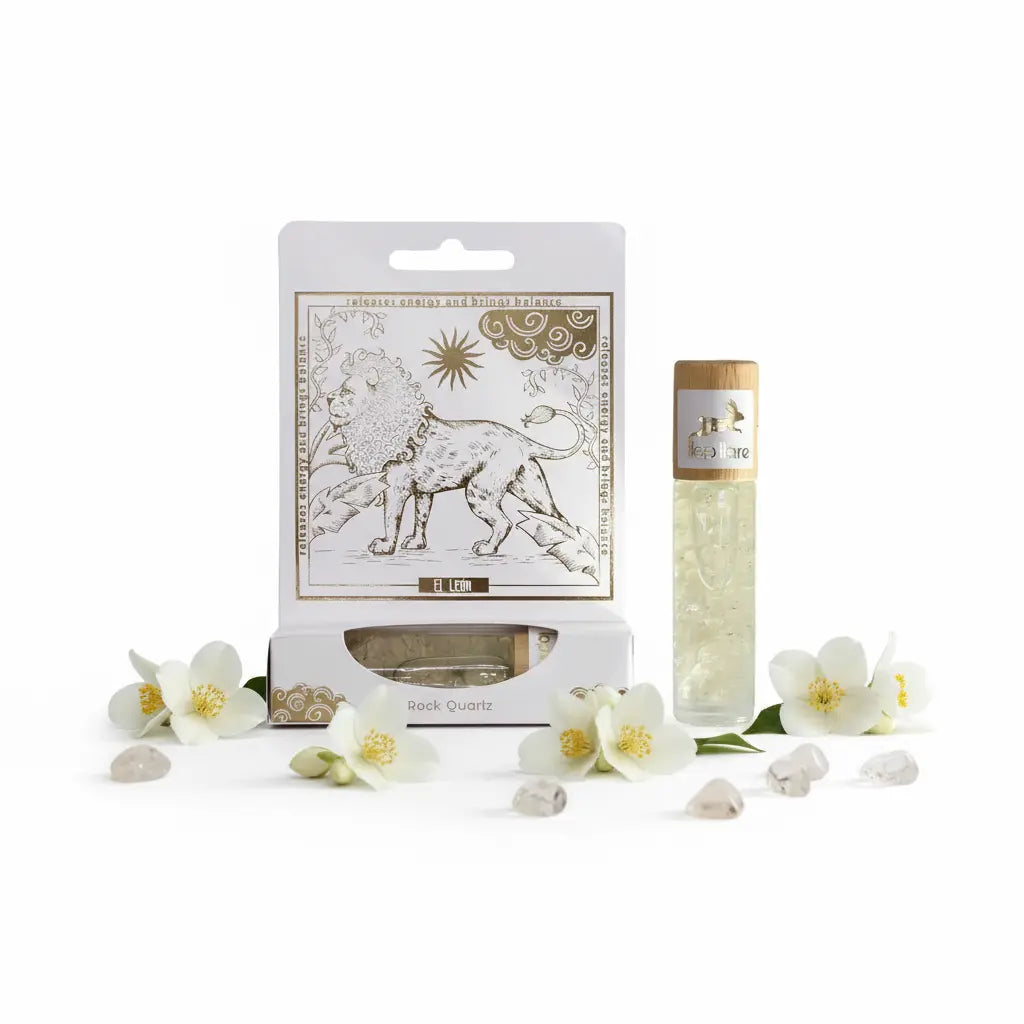 El León con jazmín y cuarzo cristal abajo - fondo blanco