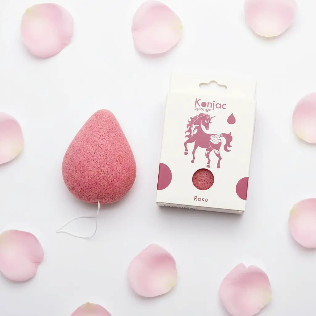 Flat lay con pétalos rosa