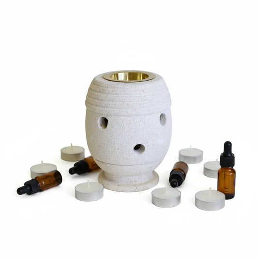 Quemador arenisca clásico original con velas y aceites - fondo blanco