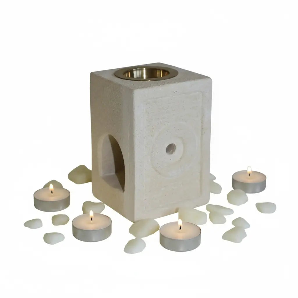 Quemador arenisca cuadrado con velas y ceras - fondo blanco