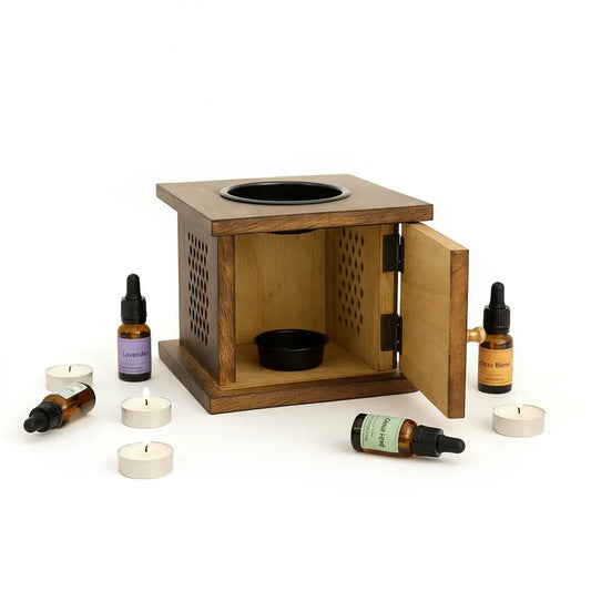 Quemador mango Buda con velas de té y aceites - fondo blanco neutro