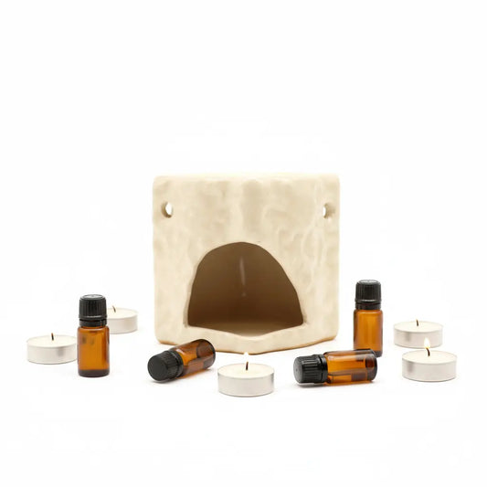 Quemador rústico floral cuadrado con velas y aceites - fondo blanco